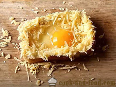 Hot sendvič s vejcem a sýrem v troubě na snídani