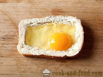 Hot sendvič s vejcem a sýrem v troubě na snídani