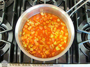 Rajčatová polévka s opečenou krutony