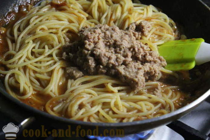Špagety s tuňákem konzerv v rajčatové-smetanovou omáčkou - a to jak lahodný vařit špagety, krok za krokem recept fotografiích
