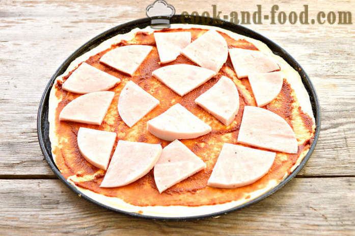 Domácí pizza s klobásou z nekvašeného těsta - jak se peče pizza z listového těsta, se krok za krokem recept fotografiích