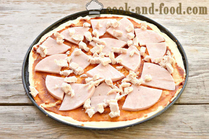 Domácí pizza s klobásou z nekvašeného těsta - jak se peče pizza z listového těsta, se krok za krokem recept fotografiích