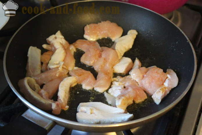 Delicious Hovězí Stroganoff z kuřecích prsíček se zakysanou smetanou a hořčicí - jak dělat hovězí Stroganov od kuře s moukou, krok za krokem recept fotografiích