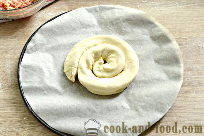 Pie Snail z hotového listového těsta - stejně jako pečení vrstvy dort, šneka se sýrem a klobásou, krok za krokem recept fotografiích
