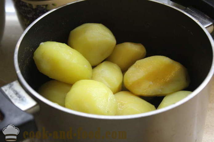 Teplý houbový salát s bramborami - jak vyrobit teplý bramborový salát s houbami, krok za krokem recept fotografiích