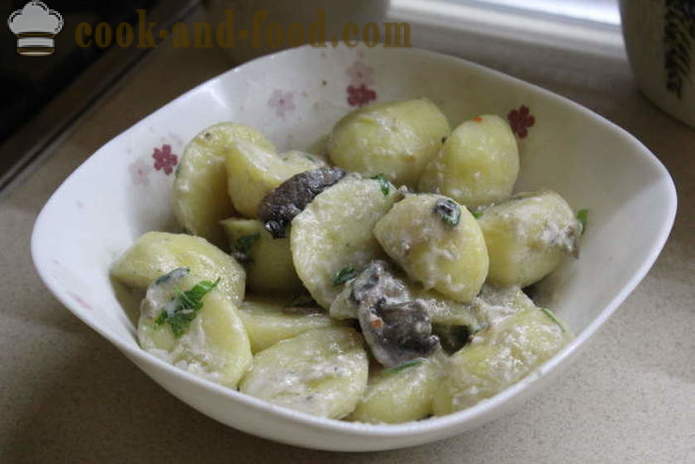 Brambory s houbami se zakysanou smetanou a česnekem - jak vařit brambory s houbami na pánvi, krok za krokem recept fotografiích