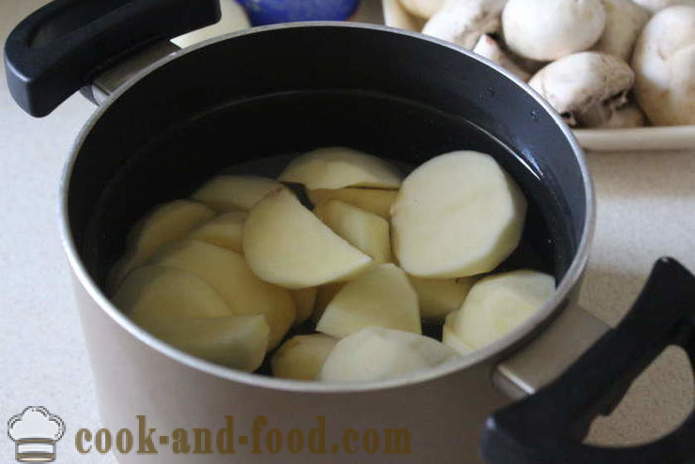 Brambory s houbami se zakysanou smetanou a česnekem - jak vařit brambory s houbami na pánvi, krok za krokem recept fotografiích