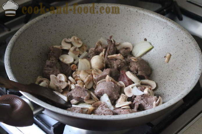 Chutné dušené hovězí - jak lahodný vařit hovězí guláš s houbami, krok za krokem recept fotografiích