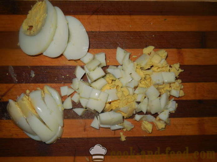 Koláče s vejcem a cibulkou v pánvi - jak se peče nekvašené pečivo, krok za krokem recept fotografiích