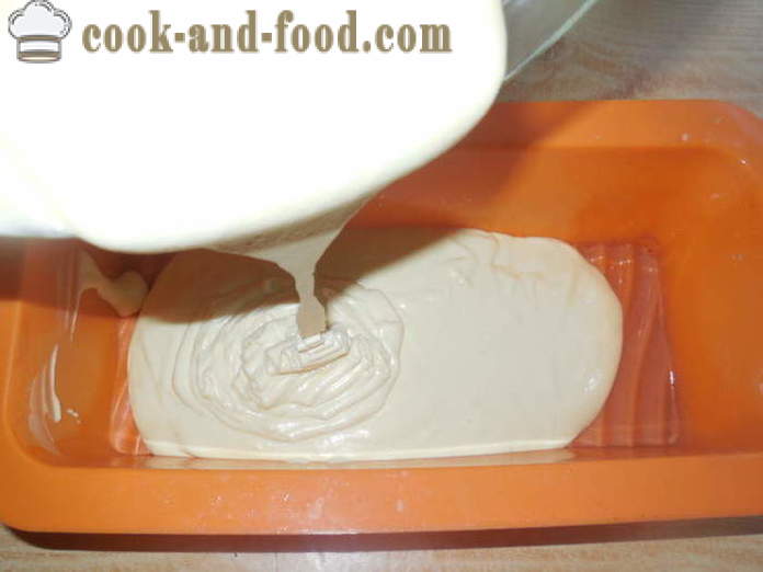 Jednoduchý košíček na kondenzované mléko v troubě - jak se peče koláče na kondenzovaného mléka, krok za krokem recept fotografiích
