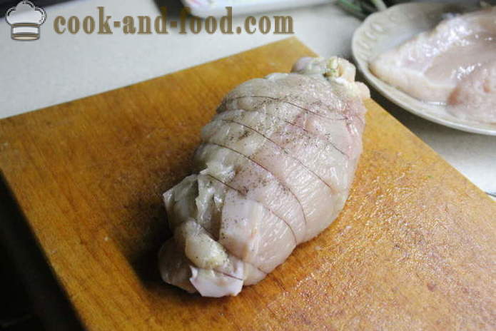 Domácí kuřecí roláda plněná špenátem - jak dělat role kuřecího masa v troubě, se krok za krokem recept fotografiích