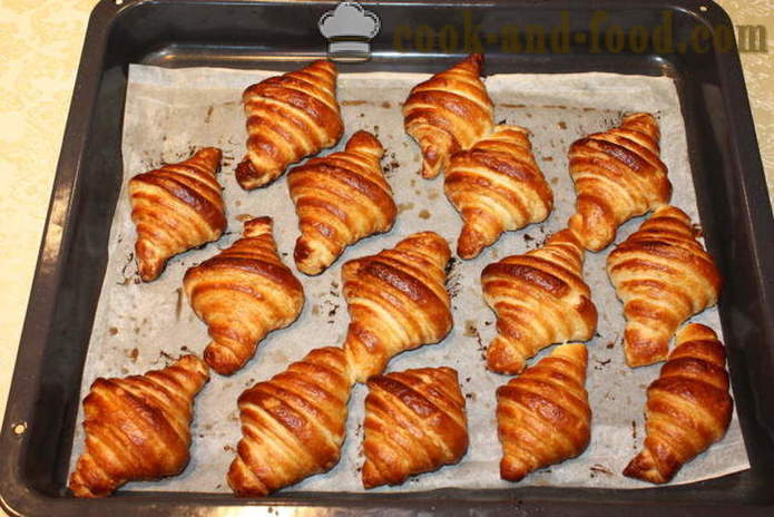 Francouzské croissanty bez náplně - jak udělat croissanty šupinatá kynutého těsta, krok za krokem recept fotografiích