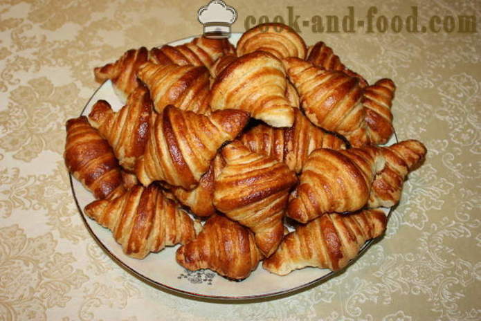 Francouzské croissanty bez náplně - jak udělat croissanty šupinatá kynutého těsta, krok za krokem recept fotografiích