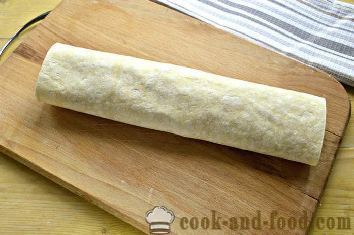 Předkrm z pita chléb s klobásou - Jak se dělá pita chléb rolka s párkem, krok za krokem recept fotografiích