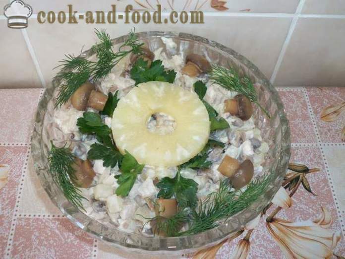 Kuřecí salát s ananasem a houby - Jak se dělá kuřecí salát s ananasem a houbami, krok za krokem recept fotografiích