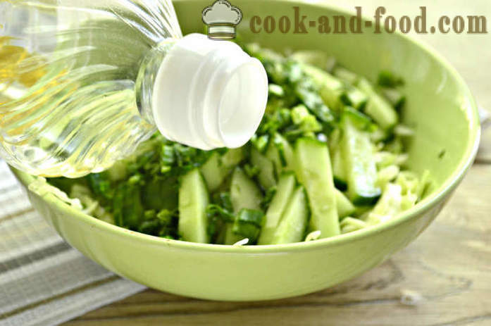 Jednoduchý salát zelí a okurky s octem - Jak se dělá lahodný salát z čerstvého zelí a okurky s krok za krokem recept fotografiích