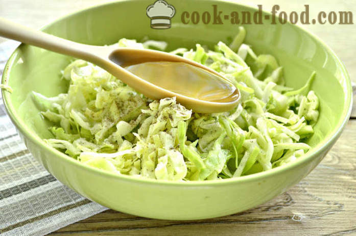 Jednoduchý salát zelí a okurky s octem - Jak se dělá lahodný salát z čerstvého zelí a okurky s krok za krokem recept fotografiích