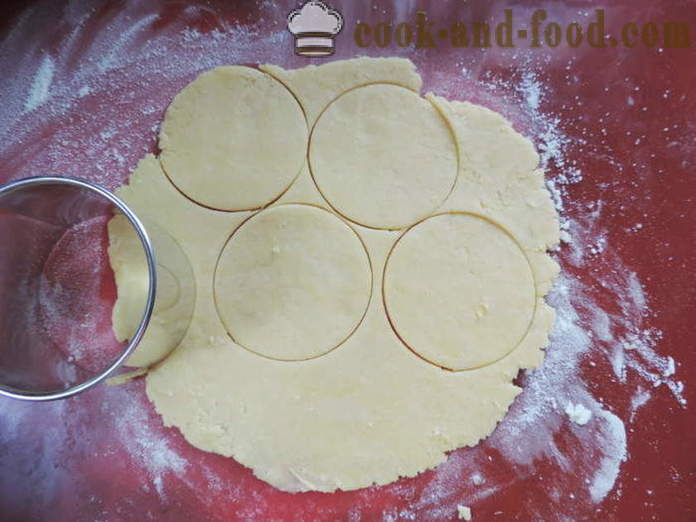 Křehké sušenky s jahodami v troubě - jak se peče pečiva plněné jahodami, krok za krokem recept fotografiích