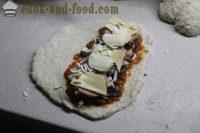 Pizza calzone s kuřecím masem doma - jak se dělá těstovinami domov, krok za krokem recept fotografiích