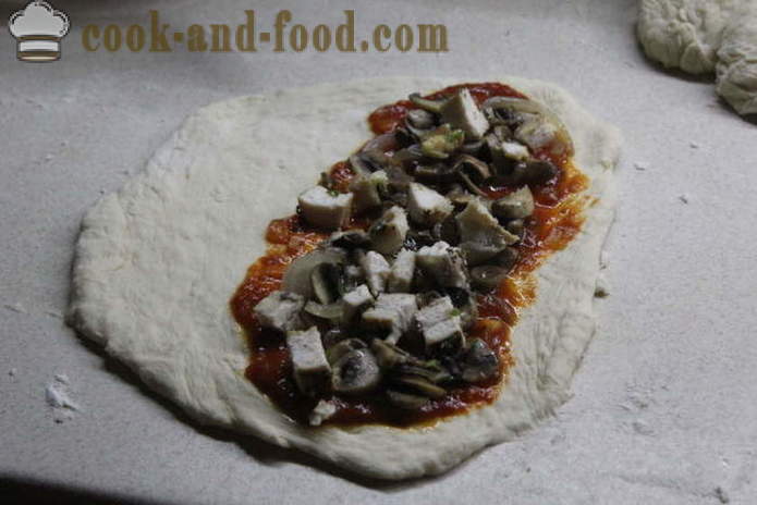 Pizza calzone s kuřecím masem doma - jak se dělá těstovinami domov, krok za krokem recept fotografiích