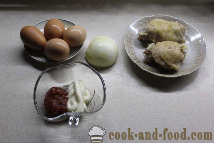 Vrstvený salát s kuřecím masem a nakládanými cibulkami - Jak připravit salát s nakládanou cibulí a kuře s krok za krokem recept fotografiích