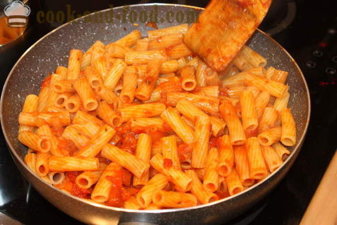 Italian ziti jídlo - stejně jako těstoviny pečeme v troubě se sýrem, rajčaty a šunkou, krok za krokem recept fotografiích