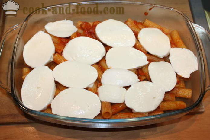 Italian ziti jídlo - stejně jako těstoviny pečeme v troubě se sýrem, rajčaty a šunkou, krok za krokem recept fotografiích