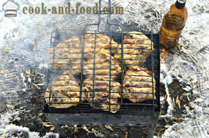 Lahodné grilované kuřecí stehna na grilu na dřevěné uhlí - jak vařit grilování kuře na grilu na grilu, krok za krokem recept fotografiích