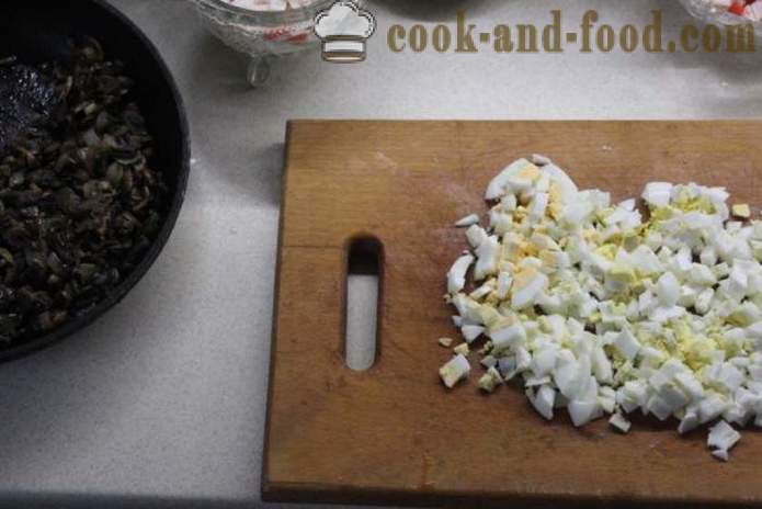 Layered krabí salát s rýží a houbami - jak vařit krabí salát s rýží a houbami, krok za krokem recept fotografiích