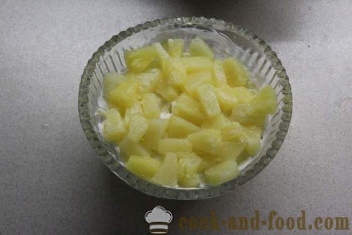 Vrstvený salát s houbami, prsu a ananasu - Jak se dělá ananas salát s kuřecím masem, krok za krokem recept fotografiích
