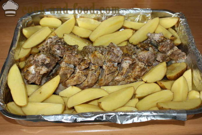 Pečená vepřová žebírka s bramborem v troubě - například pečené brambory se slaninou, krok za krokem recept fotografiích