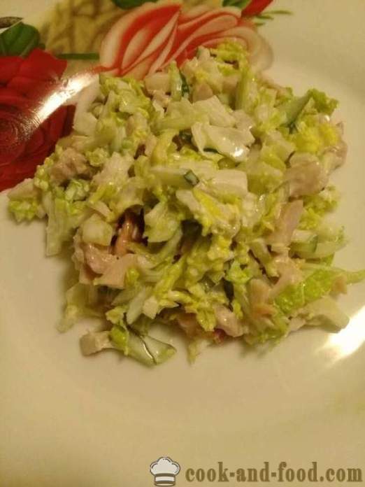 Čerstvý salát s kuřecím masem - Jak připravit salát s uzeným kuřecím masem, čínského zelí a okurky, s krok za krokem recept fotografiích