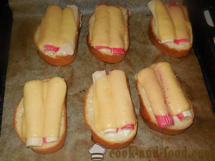 Horké sendviče se sýrem a krabí tyčinky - Jak se dělá teplé sendviče v troubě, s krok za krokem recept fotografiích
