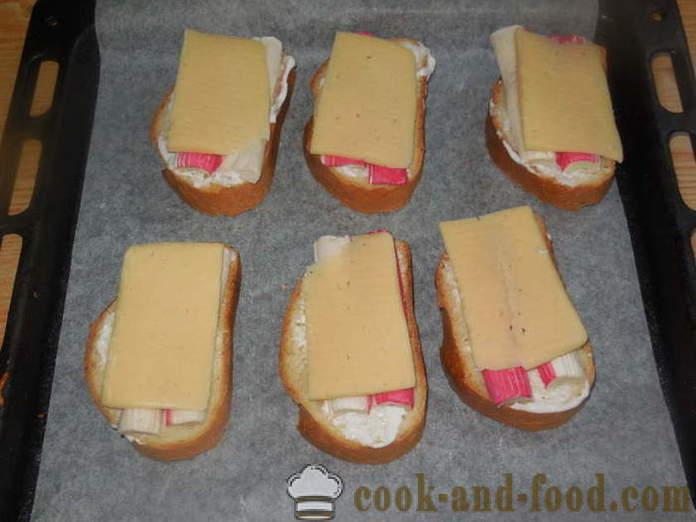 Horké sendviče se sýrem a krabí tyčinky - Jak se dělá teplé sendviče v troubě, s krok za krokem recept fotografiích