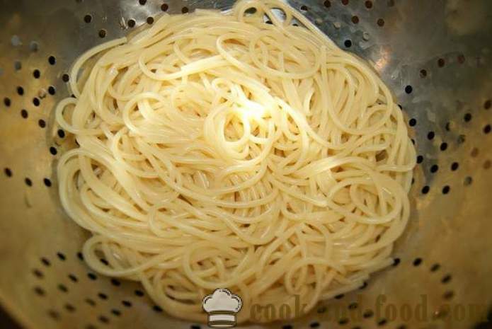 Špagety netvor - lehké a chutné horké nádobí pro Halloween s rukama, krok za krokem recept fotografiích