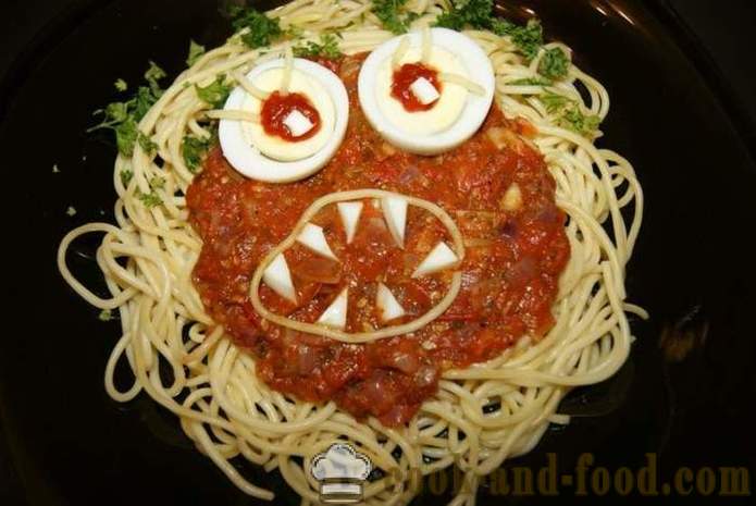 Špagety netvor - lehké a chutné horké nádobí pro Halloween s rukama, krok za krokem recept fotografiích