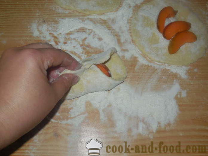 Koláče z tvarohem těsta s meruňkami v pánvi - jak udělat koláče s meruňkami, krok za krokem recept fotografiích