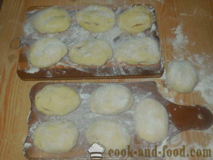 Koláče z tvarohem těsta s meruňkami v pánvi - jak udělat koláče s meruňkami, krok za krokem recept fotografiích
