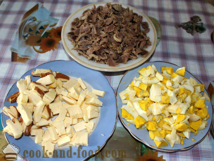 Salát s klobásou sýrem a kuřecím pupky - jak se dělá salát z volete a sýrem, s krok za krokem recept fotografiích