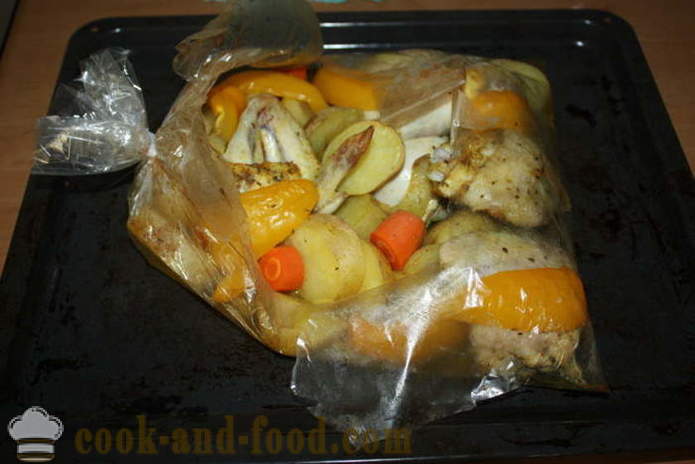 Zapečené brambory s kuřecím masem v rukávu - jak vařit brambory v troubě s kuřecím masem, krok za krokem recept fotografiích
