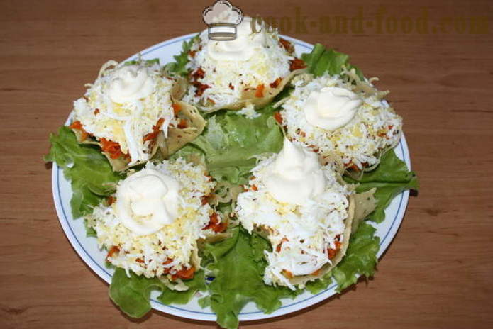 Vynikající houbová salát v sýrovém koše - Jak se dělá sýr koše salátu, krok za krokem recept fotografiích