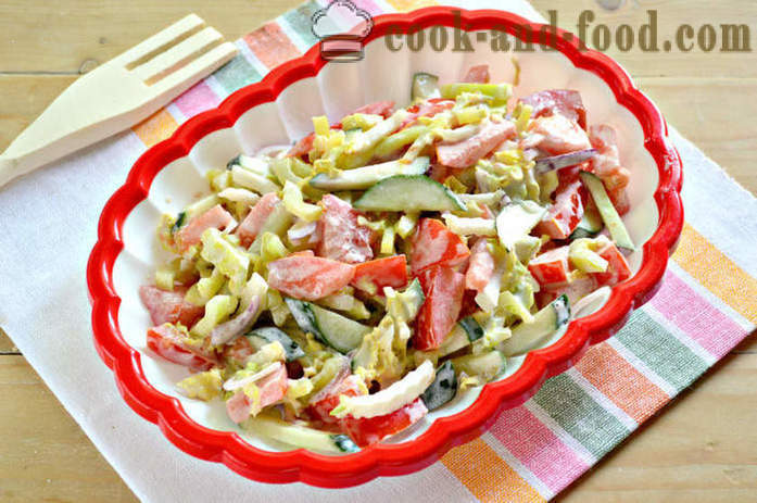 Lahodný salát s čínským zelím a zeleniny - Jak se dělá salát z čínského zelí, rajčata a okurky, s krok za krokem recept fotografiích