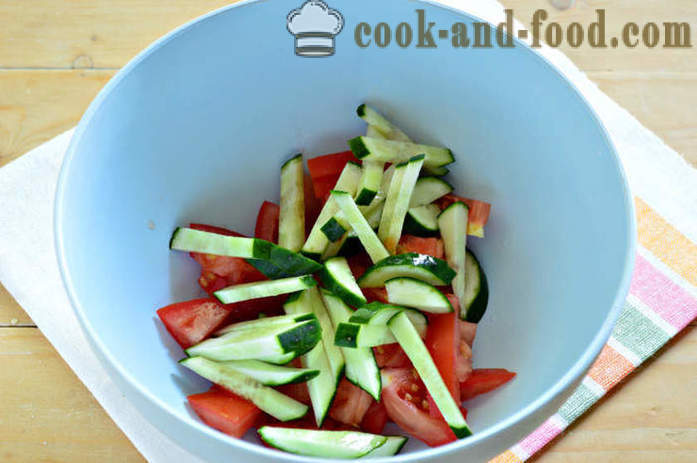 Lahodný salát s čínským zelím a zeleniny - Jak se dělá salát z čínského zelí, rajčata a okurky, s krok za krokem recept fotografiích
