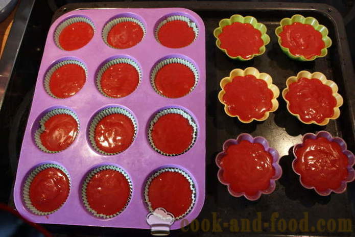 Červené a bílé koláčky - jak se dělá červené sametové cupcakes doma krok za krokem recept fotografiích