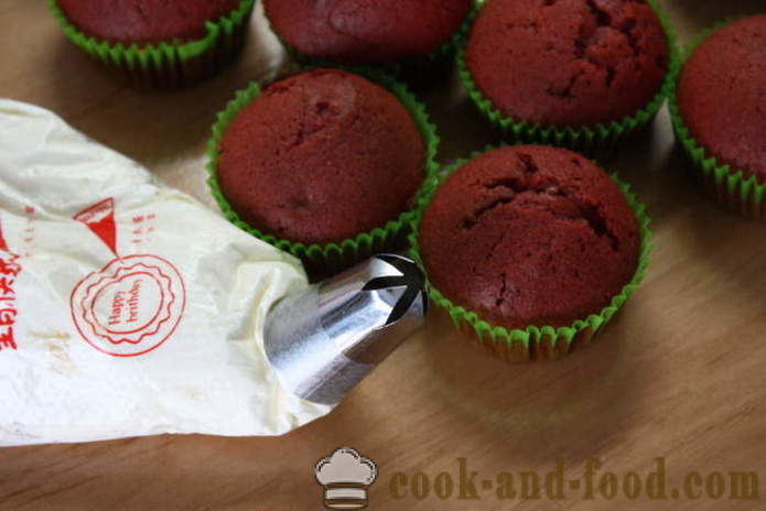 Červené a bílé koláčky - jak se dělá červené sametové cupcakes doma krok za krokem recept fotografiích
