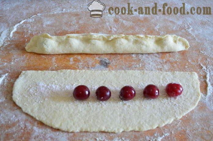 Třešňový koláč-hlemýžď ​​na kefíru - jak vařit dort s cherry-hlemýžď, krok za krokem recept fotografiích