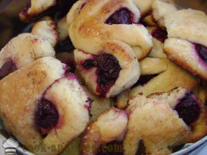 Cherry bagely z testu tvaroh - jak vařit bagely s višněmi, krok za krokem recept fotografiích