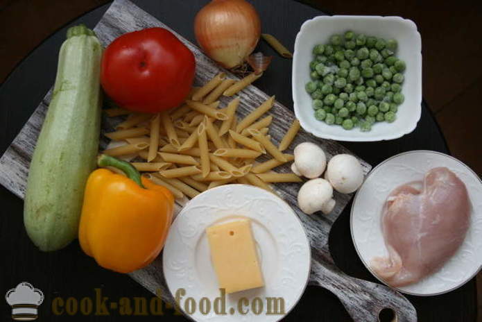 Italský domácí těstoviny s kuřecím masem, zeleninou a sýrem - jak vařit italské těstoviny doma krok za krokem recept fotografiích