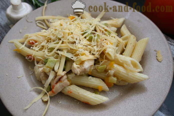 Italský domácí těstoviny s kuřecím masem, zeleninou a sýrem - jak vařit italské těstoviny doma krok za krokem recept fotografiích