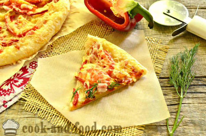 Pizza z listového listového těsta se slaninou a paprikou - Jak připravit nekvašené pizzu z těsta, krok za krokem recept fotografiích